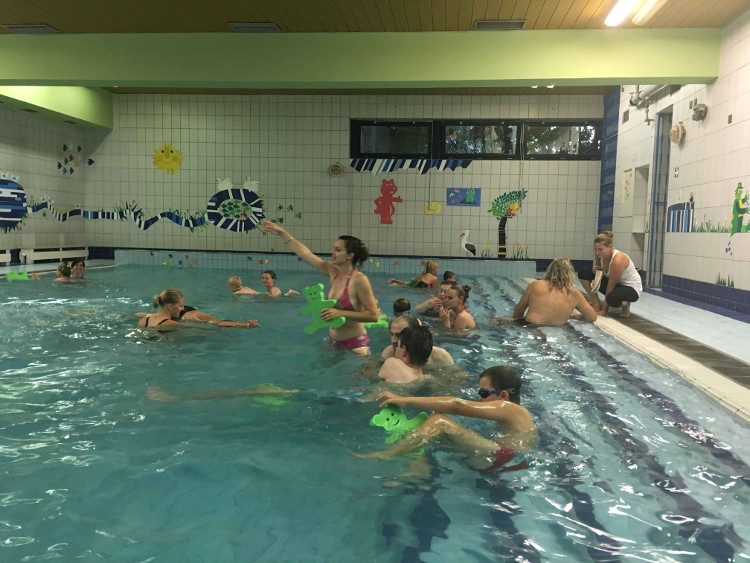 Kurz plavn - Lektorka Vrka ukazuje kol - plaveme pro medvdky - z 2016